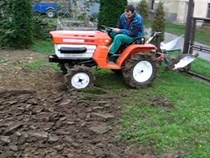 KUbota B1400+pon 25A ploughing