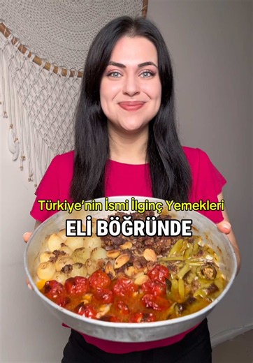 Türkiye’nin İsmi İlginç Yemekleri: Eli Böğründe🇹🇷 Kahramanmaraş’tan hem pratik hemde oldukça lezzetli bir tarif💯 📋Malzemeler 500 g kuzu kuşbaşı 6 adet yeşil biber 8 adet cherry domates 1 kase arpacık soğan 1 avuç sarımsak Kuyruk yağı 2 çay kaşığı tuz 1 çay kaşığı karabiber 1 çay kaşığı pul biber 👩🏻‍🍳 Yapılışı Malzemeleri yan yana dizip üzerine kuyruk yağını ve baharatları ekliyorum. Üzerini ıslattığım yağlı kâğıtla kapatıp fırında pişiriyorum🔥