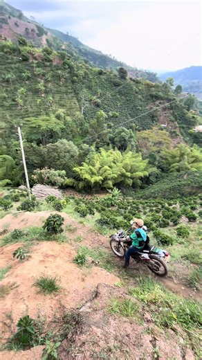 Esto si es un piloto de verdad,desafiando el camino #campo #motorcycle #camino #peligro #miedo😱😱😱