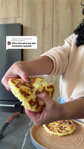 Respuesta a @Mafe de Amapola La pregunta sería más bien: ¿por qué no? 😏😏 Para más arepitas extraaaa quesudas: 1 taza de harina de maíz 1 1/4 de agua tibia 250gr de queso campesino Queso doble crema, el que logres meter en cada arepa 2 cucharadas de Ghee Sal al gusto Al sartén y listo, un tip adicional es que me echen leche condensada a esooo 😮‍💨