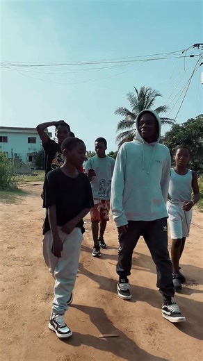 Collaboration THE_KINGS x ECH GANG sur un scénario type dans bolo afin passé un message : En effet vous remarquerez deux team dont celles des grands et des petites qui chacune d’elle représente une génération. Ici le scénario exprime l’écart , la division, les critiques, les murmures et le méprise que les danseurs de bolo ce font entre eux même ( les grands minise les p’tits et les petits ne tiennent pas compte de la génération d’avant) qui créent aux vues des regards extérieurs une mauvaise ima