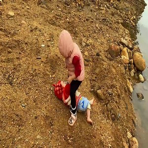 Homeless man goes to work and leaves his two children at home to play by themselves | S1 Films