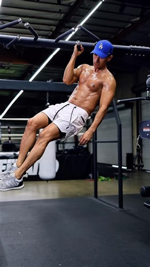 Frank Medrano | Calisthenics on Instagram: "Greatness = tiny steps stacked daily 💯 📍@globalfitnessStudio 🎥 @rfmediasolutions #calishenics #fitness #pullups"