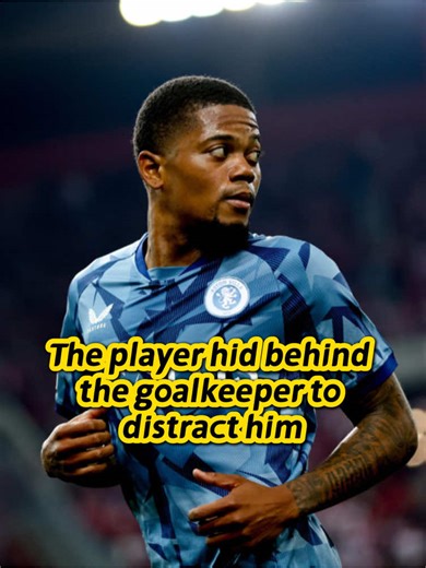 The player hid behind the goalkeeper to distract him#football #soccer #footballstory
