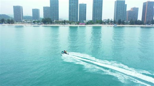 我的17岁 爽的没边#游泳我是认真的 #沙滩 #摩托艇穿越