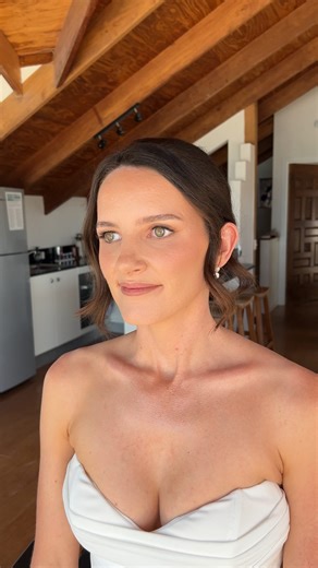 Natural bridal makeup for Chrissy 懶 We didn’t do a trial run, Chrissy trusted me to create a makeup look that complimented her. Safe to say, she loved it! Also, what a special spot to work from 凉 Are you starting to plan your wedding? I would love to be a part of your special day. Bridal enquiries ↓  rubyjeanmua23@outlook.com #goldcoastbridalmakeup #goldcoastwedding #bridalmakeupgoldcoast #makeupartist #softglam #naturalglam | Ruby Jean Makeup | Facebook