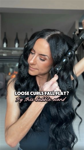 ᴇʀɪɴ ꜰɪᴇʟᴅ ꜰᴜᴅɢᴇ: Hair Growth & Hair Oil Specialist on Instagram: "Loose curls always fall flat? Try my bubble wand This hot tool is only slightly bubbled and creates the perfect loose waves that last for days Whenever I curl my hair (I have millions of hot tools) I follow the same rules: wrap a few pieces in the opposite direction and work in three sections…bottom, middle, top. More curls, more volume I do have a bubble wand with bigger bubbles, but this one gives me looser waves with the same 