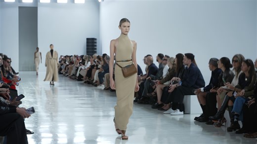 Follow us backstage for the spring/summer 2025 collection of Max Mara unveiled at Milan Fashion Week, meet the creative director of the brand, Ian Griffiths, as well as Devyn Garcia, Vittoria Ceretti, Amelia Gray Hamlin, Liu Wen, Frida Aasen, and more! Inspired by the mathematician Hypatia of Alexandria, the designer has created a collection that is both intellectual and sophisticated. The collection's focus on precision and tailoring is evident in the meticulously crafted garments. The use of d