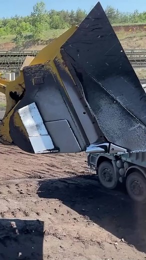 Huge Caterpillar 992G Wheel Loader Loading Trucks With One Pass #megamachineschannel #caterpillar992g #wheelloader #trucks #heavyequipment