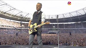 Am Freitag hat der US-Musiker Bruce Springsteen sein einziges Deutschlandkonzert im Niedersachsenstadion in Hannover gegeben. 43.000 Menschen haben den „Boss“, der einen Hit nach dem anderen spielte, knapp drei Stunden lang gefeiert. | 17:30 SAT.1 REGIONAL