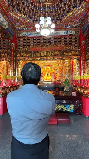 原來博士-用科學解釋玄學 on Instagram: "💥 12/21 冬至天赦日：今年最後一次改運機會！ 這一天（農曆十月廿七）是玉皇大帝下凡赦罪的大吉日，也是今年最後一次招財補運的關鍵時刻！真心懺悔，能將過往一年的業障洗淨 1. 親自拜玉皇大帝： 前往有供奉玉帝的宮廟，帶著金紙供品，真心懺悔許願 2. 參加法會：透過專業法師的力量，補財庫祈福，匯聚強大能量 3. 做一件善事： 懺悔祈福後，立刻做一件善事，累積福德能量，鎖住福氣 🌟 限時免費補財庫機會！ 今年最後一檔天赦日，我與蔡東平道長決定免費幫大家補財庫 但請記得參加後一定要自己動手去做一件好事，圓滿你的功德！ 留言「好運」我把免費報名資訊傳給你！"