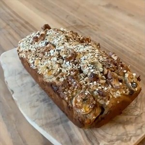 366K views · 4.5K reactions | Home made walnut chocolate and banana bread  So easy to make and tastes absolutely incredible Here are the ingredients: 170g butter, 3 large ripe bananas, 3 eggs, 90ml honey, 140g fruit muesli, 50g dark chocolate , 100g walnuts, 175g of self raising flour. Mix in a bowl and then bake in the oven for 60 mins on 180 C  Enjoy 襤 | The Body Coach | Facebook