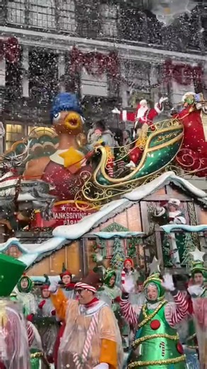 10M views · 272K reactions | It's Santa Claus! ❤️ #MacysParade | Today Show | Facebook