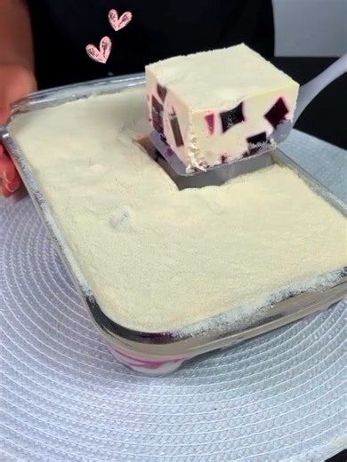 Hoy les voy a enseñar hacer este postre de gelatina de Uva. #postre #gelatina #uva #postrefacil