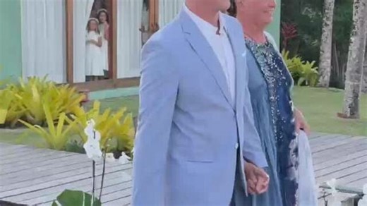 Rômulo Arantes entra com a mãe em cerimônia de casamento
