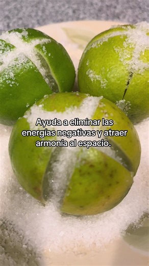 Cómo se usa en ritual \t•Se corta en cruz \t•Se le pone sal en el centro \t•Se coloca en un plato o esquina del hogar o negocio \t•Se deja “trabajar” 24–72 horas \t•Si se pone negro o feo, es porque absorbió energía pesada \t•Luego se tira lejos de casa o se entierra #limpiezaenergetica #brujeriatiktok #palosanto