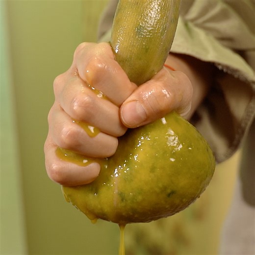 Crafting with mango: Transforming fruit into fashionable eco-leather