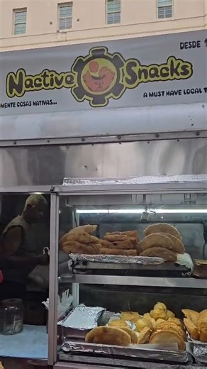 ¡𝐄𝐥 𝐜𝐫𝐮𝐣𝐢𝐝𝐨 𝐪𝐮𝐞 𝐥𝐨 𝐝𝐢𝐜𝐞 𝐭𝐨𝐝𝐨! 👂💥 No hay mejor reseña que la cara de nuestros clientes al probar 𝗲𝗹 𝗕𝗮𝗰𝗮𝗹𝗮𝗶́𝘁𝗼. Mira por qué nuestra fila siempre se mueve con el mejor sabor desde 1993. 🇵🇷 Haz clic aquí para ver dónde estamos exactamente y no quedarte con el antojo. 👇 📍 𝗣𝗹𝗮𝘇𝗮 𝗗𝗮́𝗿𝘀𝗲𝗻𝗮𝘀, 𝗠𝘂𝗲𝗹𝗹𝗲 𝟭. #NativeSnacksPR #Bacalaitos #SaborBoricua #ViejoSanJuan #ClientesFelices | Native Snacks