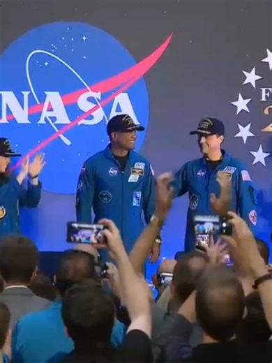 WELCOME HOME 🌎: NASA Administrator Jared Isaacman reintroduced the Artemis II crew —Commander Reid Wiseman, Pilot Victor Glover, and Mission Specialists Christina Koch and Jeremy Hansen— in Houston, Texas, on Saturday after their historic journey around the Moon. #FOXweather #artemis #USA #space