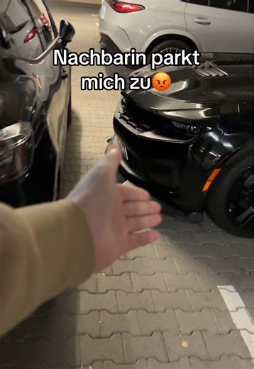 Nachbarin parkt zu: Ärger um den Parkplatz