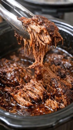 🥩 Slow Cooker Garlic Brown Sugar Beef Roast
