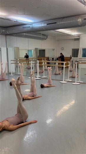 Une bonne énergie dés la rentrée 2026 ! Renforcement musculaire et placement 💪🏻 Classe Espoir @julemathis l’@ecoleduballetdeparisstanlowa #ecoleduballetdeparisstanlowa #youngdancer #instadancer #instadance #paris | École du Ballet de Paris Stanlowa