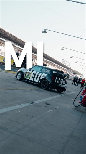 ¡El MINI John Cooper Works y Bulldog Racing, imparables en las 24h de Nürburgring! 🏁 🙌 111 vueltas 🙌 Más de 2.700 km 🙌 ¡Y un podio en la clase SP3T! No solo eso, este año hemos conseguido batir récords y superar retos totalmente inesperados. ¡Felicidades, equipo! Esta nueva victoria vuelve a dejar claro que la resistencia, el trabajo en equipo y la precisión forman parte de nuestro ADN 🏆 #MINI #24HoursNürburgring | MINI