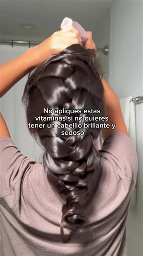 ❤️ HAIR VITAMIN de Cabello Cosméticos ❤️ Tu elixir capilar en cápsulas, con aceites 100% naturales y vitaminas esenciales (A, C, E, B5) para un cabello sano, brillante y suave desde el primer uso ✨ ✨ ¿Por qué lo amarás? 💜 • Nutrición profunda con aceites de jojoba, rosa y nuez. • Hidratación sin residuos ni sensación grasosa. • Ideal para todo tipo de cabello. • Anti-Frizz y Anti-Puntas Abiertas 100% original ❤️ Perfecto para quienes buscan un boost de brillo, suavidad y salud capilar sin compl