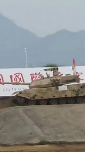 👁️💥印度的推特社区残酷地曝光了共匪😎令人震惊的是，世界上最大的军队之一，竟然在使用 Temu 品质的装备🤠在共匪对外宣传的博览会上，共军的主战坦克 VT-4，它的引擎两次失灵。最后连坦克的轮子都掉了🤣🤣共匪就是纸老虎，豆腐渣装备遍布其军队，此话毫不夸张‼️还叫嚣要打仗？估计共军还没开到前线，自己就先垮了😅