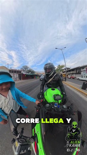 Semáforo en rojo…y un morrito con ganas de sentir la moto 😈🏍️No siempre se trata de correr