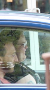 Red light distraction… Dejavu Twin prank ! | EvenOut