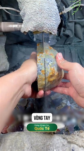 704K views · 18K reactions | Chế tác thủ công - Khối ngọc 300 tệ và thử thách '5 món' dành cho thợ giỏi #ngocphithuy #ngocphithuy #daquy #xuhuong #trendingreels #daquy #viral #viral #dothach #thucong #jadestonecutting #jadeite #vongtayphithuy #DTLUXURY #happywomendays #chucmungngayphunuvietnam #20thang10 #viral #jyp | Vòng tay Phỉ Thuý DT Luxury 2 | Facebook