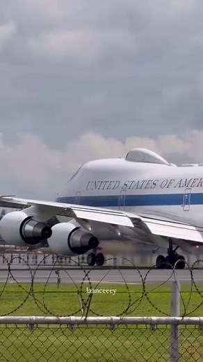 ‘DOOMS DAY PLANE’ NG US AIR FORCE, DUMATING SA ‘PINAS Kumalat ang video ng isang eroplanong E-4B na tinaguriang “Dooms Day Plane” ng United States Air Force nang lumapag ito sa runway ng Ninoy Aquino International Airport (NAIA) ngayong Lune, Oktubre 27. Ang E-4B ay isang militarized version ng Boeing B747-200 na nagsisilbing command post ng presidente ng Estados Unidos, secretary ng US Defense Department at mga senior military officials tuwing mayroong national emergency sa kanilang bansa. Nagu