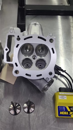 making gains on the 1x bike of @JACOBSON111F Full FMF system with Racetech Tuned Vortex ecu, 5 angle valve job, rigid hone on the cylinder, and back cut intake valves. stay tuned for the dyno run.... #performance #honda #crf #machining #cnc