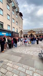 Can a statue get kissed?