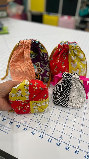 Vanessa Vargas Wilson on Instagram: "Learn to make this adorable patchwork pouch in two sizes this week! It’s the first project in the NEW Crafty Gemini Bag Club: Mini Edition 2! 💥 Boost your sewing confidence and use up your fabric stash to make 8 different projects in time for the gift giving season! 💥Includes unlimited access to the content! Once you sign up your access never expires. 💥 Over 6,000 students have joined my online bag clubs over the past 6 years! My teaching style works and y