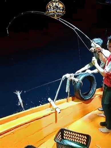 Sneak peek trip pakej harini 🔥 Team dari Pejabat Agama Selangor turun candat sotong 🦑 3 buah bot turun sekali 💪 Video ni dari bot Abg Wa sendiri 🎥 Nampak gaya malam ni… manis² banyak untuk team diorang 😍 Alhamdulillah rezeki 🙏 Trip pakej sesuai untuk: ✔️ Team building ✔️ Gathering kawan-kawan ✔️ Family trip Slot April – Julai tengah berjalan 🔥 Nak lock tarikh, cepat PM 014 806 4842 #TripCandatSotong #AbgWa #CandatTerengganu #TeamBuilding #tfa1434