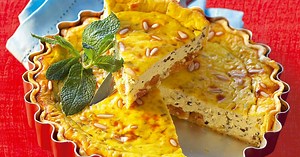 Tarte sucrée au chèvre frais, raisins secs, pignons et menthe