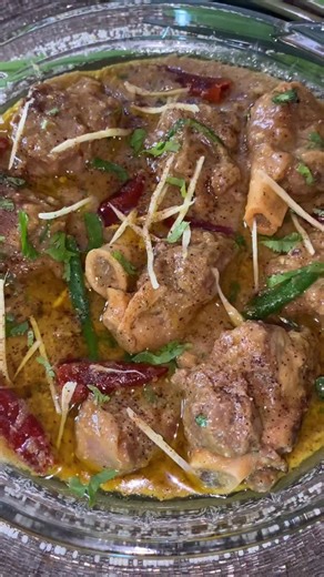 Sana Mazhar on Instagram: "Mutton Kalimirch Recipe ✨ 🔸750gms mutton 🔸3-4 medium onion sliced 🔸2 tbsp ginger garlic paste 🔸Salt- to taste 🔸1/2 tsp tumeric powder 🔸1/2 cup water 🔸2 tbsp oil 🔸1/4 cup oil for cooking 🔸1 tsp cumin seeds 🔸3-4 dried red chillies 🔸1 tsp roasted cumin powder 🔸1/2 tsp garam masala powder 🔸1 tsp black pepper powder 🔸1 tsp green chilli paste/ 2-3 slit green chillies 🔸1/2 cup curd For garnish- 🔸Sprinkle of black pepper powder 🔸Few ginger julienne 🔸Slit gree