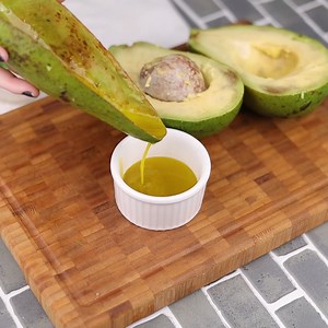 Don't discard the old avocado; extracting avocado oil is much easier than I ever thought! | My Tips Book