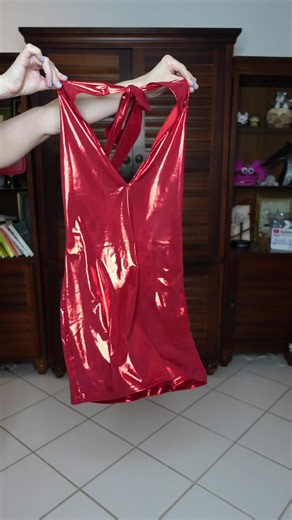 Keeping it simple in shades of red ❤️ A monochrome moment with a subtle metallic touch. Random rock music trivia question: which band is known as “The Greatest Rock and Roll Band in the World”? 🎸✨