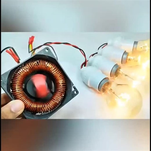 Eletrônica Cursos on Instagram: "Como funciona a geração de eletricidade por movimento 💡 Um gerador é um aparelho que transforma movimento em energia elétrica. ⚙️ Como ele faz isso: 1. Movimento (energia mecânica): Algo precisa girar o gerador — pode ser o vento (numa turbina eólica), a água (numa hidrelétrica) ou um motor a combustível. 2. Campo magnético: Dentro do gerador há ímãs (ou eletroímãs) que criam um campo magnético. 3. Bobina de fios (geralmente de cobre): Dentro desse campo magnéti