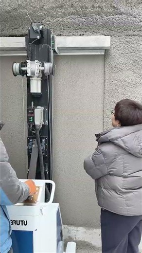 By the time you get the machine set up, the crew’s already done the job! #plastering #automobile