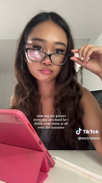even when class is over i take them off to go to my NEXT class, ik this is bad 😭 #mctristans #relatable #trending #blind #glasses #nearsighted #farsighted #school