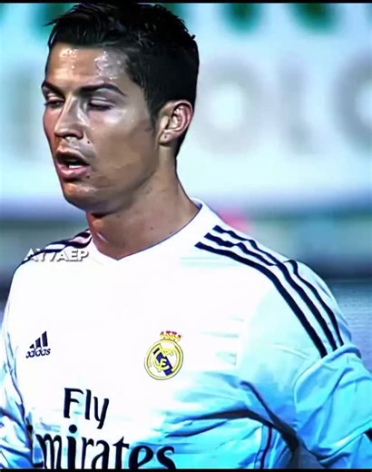 N❤️ on Instagram: "2007년 개봉한 영화 “A Beautiful Mind”는 단순히 천재 수학자의 삶을 다룬 작품이 아니라, 인간이 내면의 혼란 속에서도 어떻게 사랑과 신뢰로 자신을 되찾아가는지를 보여주는 깊은 이야기입니다. 화려한 계산 장면보다 존 내쉬가 마음속 그림자를 이겨내려는 순간들이 훨씬 더 오래 기억에 남죠. 특히 그가 현실과 환상 사이에서 흔들리면서도 끝까지 아내를 향한 마음을 놓지 않는 모습은 묘하게 가슴을 저릿하게 만듭니다. 이 영화에서 감정을 완성시키는 요소는 바로 잔잔한 피아노 선율과 차분한 배경음악입니다. 처음에는 조용히 스며들지만, 어느 순간 관객도 모르게 내쉬의 감정에 같이 잠기게 되죠. 후반부, 아내가 내쉬의 손을 잡아주던 장면에서는 음악과 화면이 자연스럽게 겹쳐지면서 눈시울이 뜨거워지는 경험을 하게 됩니다. 많은 이들이 “이 장면만 떠올려도 이상하게 마음이 찡하다”고 말하는 이유도 그 때문일 겁니다. 이 영화가 여러 상을 휩쓴 건 단순한