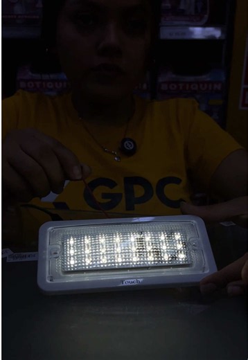¿Busca algo dentro de su cabina mientras maneja y no lo encuentra? 🚛 El problema muchas veces no está en la carretera, está dentro del vehículo. Una buena iluminación interior ayuda a encontrar lo que necesita sin distraerse de la ruta 💡 📍 Visítenos en su tienda GPC favorita 📲 ¿Necesita asesoría especializada? Escríbanos al WhatsApp 970 615 593 🛒 Compre en gpc.pe las 24 horas del día 🚚 Envíos a todo el Perú 💛 #BrillaConGPC #LaTiendaParaTuVehiculo #SeguridadVial #LucesLED #Camioneros
