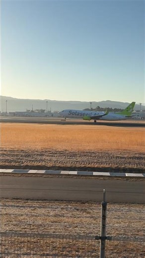 今日の朝の2便目は、ソラシドエア〜！737の離陸音も好き🥰🥰 #マロン #b737 #飛行機 #飛行機好き #ソラシドエア #熊本空港 #メガソーラー