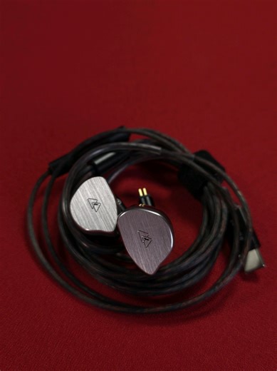 BQEYZ BQ10 - IEM com driver dinâmico de 12mm Som potente, com graves profundos e ótima definição para jogos e música. Cabo destacável 0.78mm (2-pin) com alta qualidade de transmissão. Tem modelos P2 (3.5mm) e USB-C. Confortável, versátil e com alta fidelidade sonora. link na bio Thanks @BQEYZaudio . . . #iem #techtok #desksetup #umboxing #tech