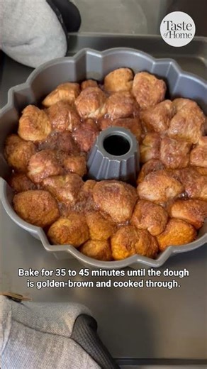 This pull-apart monkey bread is ooey, gooey, and full of cinnamon sugar goodness! #easyrecipe