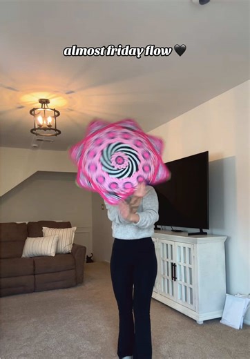 Truthfully I haven’t picked up my Flowstar all week because going back to the office and the gym after the holidays has me exhausted by time I get home 😭 but I have a few thoughts… First off shoutout @RyanTacoBell for the hand wraps tutorial that I used in the beginning here! Two, my nail tech is gonna hate me but I need to go shorterrr with my nails… my levitating spin and vertical pinches suckkk because my nails are always in the way That’s all bye love you all 🩷🩷 #flowstar #flowmie